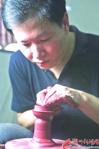 章海元在制作潮州手拉壶。 章海元在制作潮州手拉壶。