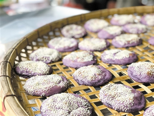 恩平烧饼不断推陈出新，紫薯麦香烧饼是今年的新品。 梁晓敏 摄