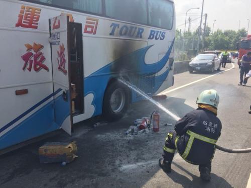 台湾一辆载有19名大陆游客的游览车27日在苗栗县行驶时突然爆胎并冒火,滑行约500米,火势被及时扑灭。图片来源:台湾《联合报》 台湾一辆载有19名大陆游客的游览车27日在苗栗县行驶时突然爆胎并冒火,滑行约500米,火势被及时扑灭。图片来源:台湾《联合报》