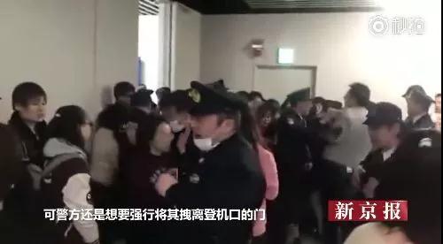中国游客在日本成田机场高唱国歌。图片来源 新京报 中国游客在日本成田机场高唱国歌。图片来源 新京报