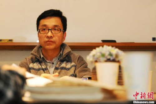 2014年初,从事民间对日索赔20余年、被称为“中国民间对日索赔第一人”的童增向媒体公开自己珍藏多年的万封信件,“用铁证揭露安倍的丑陋”。据悉,这些信件来自日本侵华战争受害者,信中控诉战争给他们带来的苦难,要求侵略者道歉。图为童增接受<a target='_blank' href='http://www.chinanews.com/' >中新网</a>记者采访。<a target='_blank' href='http://www.chinanews.com/' >中新网</a>记者 张龙云 摄 鍏抽 2014年初,从事民间对日索赔20余年、被称为“中国民间对日索赔第一人”的童增向媒体公开自己珍藏多年的万封信件,“用铁证揭露安倍的丑陋”。据悉,这些信件来自日本侵华战争受害者,信中控诉战争给他们带来的苦难,要求侵略者道歉。图为童增接受<a target='_blank' href='http://www.chinanews.com/' >中新网</a>记者采访。<a target='_blank' href='http://www.chinanews.com/' >中新网</a>记者 张龙云 摄 鍏抽