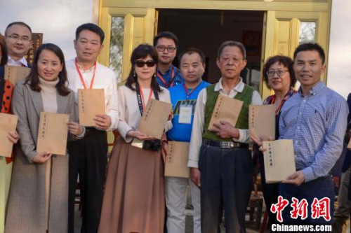 海外华文媒体高层一行感受金桥村家训智慧。 杨华峰 摄 海外华文媒体高层一行感受金桥村家训智慧。 杨华峰 摄