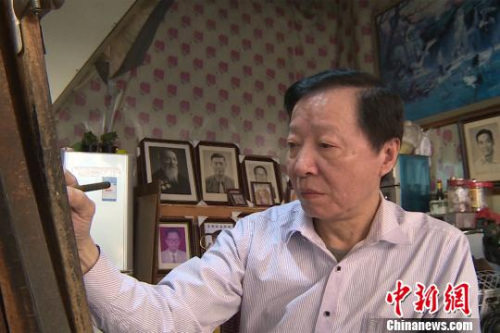 65岁的胡立人依然用手中的画笔坚守父亲创办的画室。 柯宁 摄 65岁的胡立人依然用手中的画笔坚守父亲创办的画室。 柯宁 摄