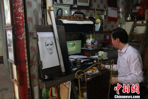 胡立人自学了修图技术,在画室里兼做起了打印照片的生意。 柴韵纹 摄 胡立人自学了修图技术,在画室里兼做起了打印照片的生意。 柴韵纹 摄
