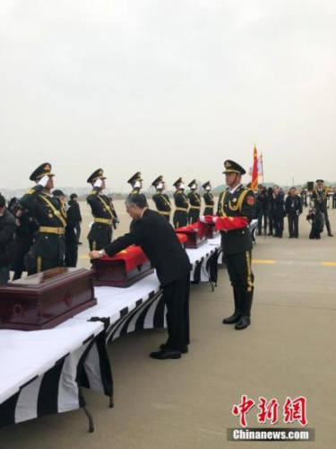3月28日,中韩双方在韩国仁川国际机场共同举行第五批在韩中国人民志愿军烈士遗骸交接仪式。这是自2014年开始,韩方连续第五年向中方移交在韩中国人民志愿军烈士遗骸。<a target='_blank' href='http://www.chinanews.com/'>中新社</a>记者 吴旭 摄 3月28日,中韩双方在韩国仁川国际机场共同举行第五批在韩中国人民志愿军烈士遗骸交接仪式。这是自2014年开始,韩方连续第五年向中方移交在韩中国人民志愿军烈士遗骸。<a target='_blank' href='http://www.chinanews.com/'>中新社</a>记者 吴旭 摄