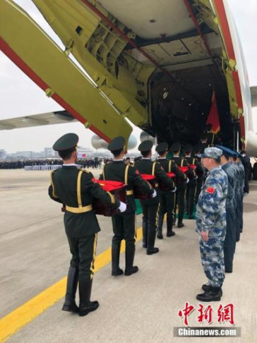 3月28日，中韩双方在韩国仁川国际机场共同举行第五批在韩中国人民志愿军烈士遗骸交接仪式。这是自2014年开始，韩方连续第五年向中方移交在韩中国人民志愿军烈士遗骸。<a target='_blank' href='http://www.chinanews.com/'>中新社</a>记者 吴旭 摄