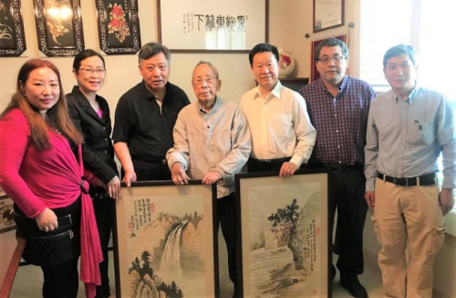 李强民总领事(左三)、易川领事(右三)、美南河南同乡会会长杨德清(右一)等与萧纪书老先生(右四)在家中合影。(美国《世界日报》/杨德清提供)