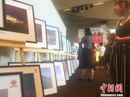 观众在观看中国世界遗产图片。毕莹 摄