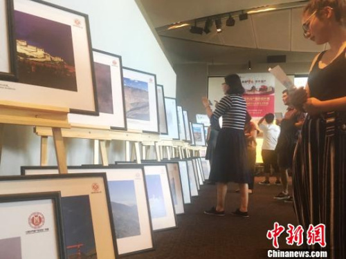 观众在观看中国世界遗产图片。毕莹 摄 观众在观看中国世界遗产图片。毕莹 摄