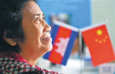 二O一六年十月，柬埔寨磅湛省，一位白内障患者期待“中国海南·柬埔寨光明行”为她进行手术。本报记者 王凯 摄