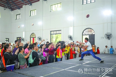 佛山精武会代表上台“踩场”献艺。/佛山日报记者黎汉沿摄