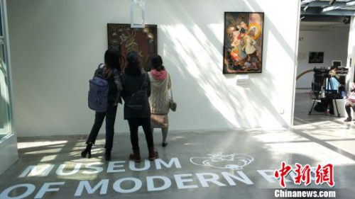 图为市民参观画展。杜潇潇 摄 图为市民参观画展。杜潇潇 摄