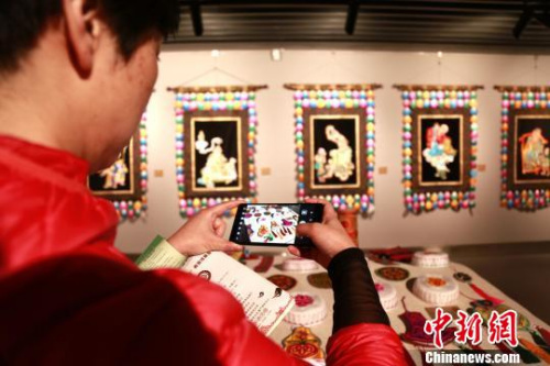 3月29日,青海省美术馆正在展出“中国非物质文化遗产传承人群研修研习培训计划”青海地区的丰硕成果,图为参观者给展出的堆绣成果拍照。 马铭言 摄 3月29日,青海省美术馆正在展出“中国非物质文化遗产传承人群研修研习培训计划”青海地区的丰硕成果,图为参观者给展出的堆绣成果拍照。 马铭言 摄