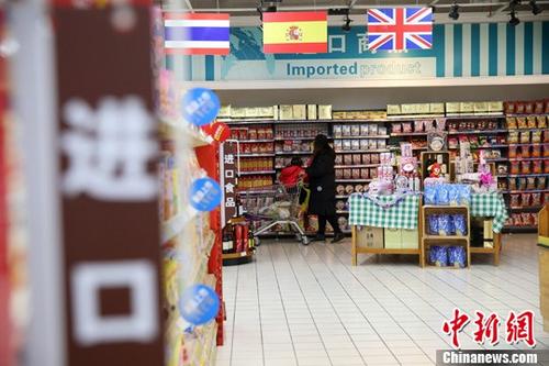 山西太原,民众在超市选购进口商品。 <a target='_blank' href='http://www.chinanews.com/'>中新社</a>记者 张云 摄 山西太原,民众在超市选购进口商品。 <a target='_blank' href='http://www.chinanews.com/'>中新社</a>记者 张云 摄
