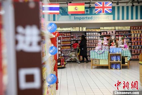 山西太原，民众在超市选购进口商品。 <a target='_blank' href='http://www.chinanews.com/'>中新社</a>记者 张云 摄