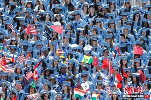 资料图：当地时间2017年5月17日，在哥伦比亚大学毕业典礼毕业生席位上有着很多华人学生。<a target='_blank' href='http://www.chinanews.com/'>中新社</a>记者 廖攀 摄