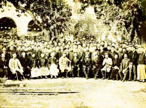 1912年孙中山到访福州时的合影,黄展云前排右2。 1912年孙中山到访福州时的合影,黄展云前排右2。