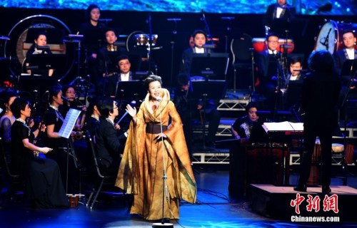 当地时间3月29日晚，中国广播民族乐团“魅力中国”美国巡演在洛杉矶杜比剧院精彩登场，这是中国民乐首次在位于好莱坞心脏地带的杜比剧院举行专场演出。图为歌唱家龚琳娜，当晚她演唱了云南民歌《小河淌水》及其成名曲《忐忑》。 <a target='_blank' href='http://www.chinanews.com/'>中新社</a>记者 张朔 摄