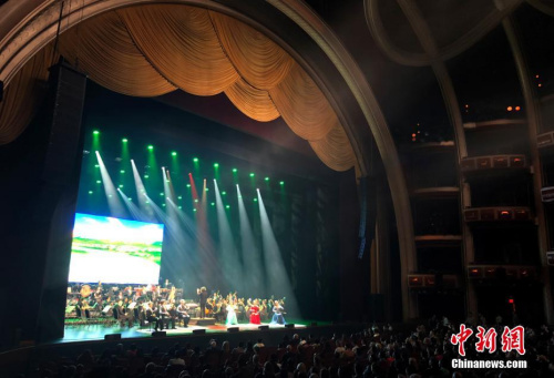 当地时间3月29日晚,中国广播民族乐团“魅力中国”美国巡演在洛杉矶杜比剧院精彩登场,这是中国民乐首次在位于好莱坞心脏地带的杜比剧院举行专场演出。图为座无虚席的演出现场。 <a target='_blank' href='http://www.chinanews.com/'>中新社</a>记者 张朔 摄 当地时间3月29日晚,中国广播民族乐团“魅力中国”美国巡演在洛杉矶杜比剧院精彩登场,这是中国民乐首次在位于好莱坞心脏地带的杜比剧院举行专场演出。图为座无虚席的演出现场。 <a target='_blank' href='http://www.chinanews.com/'>中新社</a>记者 张朔 摄