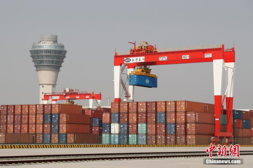 全球最大自动化码头上海洋山港四期 资料图。 <a target='_blank' href='http://www.chinanews.com/'>中新社</a>记者 张亨伟 摄 全球最大自动化码头上海洋山港四期 资料图。 <a target='_blank' href='http://www.chinanews.com/'>中新社</a>记者 张亨伟 摄
