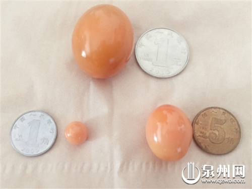 3颗美乐珠，其中大的一颗直径超过1元硬币，重约30克