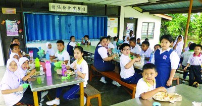 各族学生在同一屋檐下共进早餐，关系融洽。(马来西亚《光华日报》)