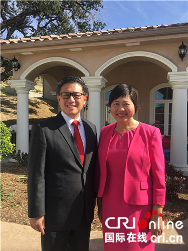 华强(右)与加州财务长江俊辉合影(受访者供图) 华强(右)与加州财务长江俊辉合影(受访者供图)