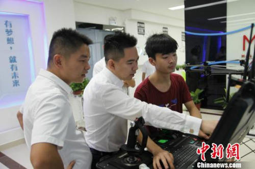 长沙黄金创业园总经理沈科(中)走访园区企业。 黄金创业园供图 长沙黄金创业园总经理沈科(中)走访园区企业。 黄金创业园供图