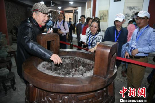 图为海外华文媒体高层参观重庆三耳火锅博物馆。 陈超 摄 图为海外华文媒体高层参观重庆三耳火锅博物馆。 陈超 摄