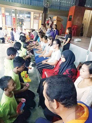 公益华小的各族学生,跪下捧茶给养育他们长大的长辈们。(马来西亚《光华日报》) 公益华小的各族学生,跪下捧茶给养育他们长大的长辈们。(马来西亚《光华日报》)