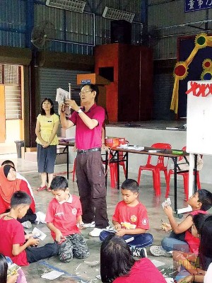 友族学生也穿上红彤彤的衣服,学习剪纸中华文化。(马来西亚《光华日报》) 友族学生也穿上红彤彤的衣服,学习剪纸中华文化。(马来西亚《光华日报》)