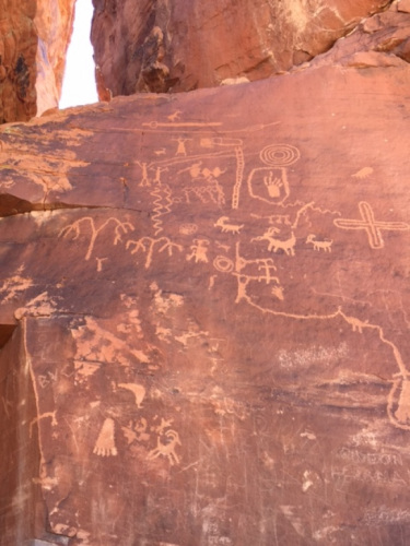 4000年前古印地安人在巨石上留下来的石壁图画文字。（美国《世界日报》／冯鸣台 摄）