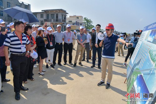 4月2日，200多名在海南文昌参加2018年第七届海南文昌南洋文化节的海内外乡亲，前往春光椰子王国、昌铺旅游公路、铺前跨海大桥、琼北大草原、文昌中学和清华大学附属中学文昌学校项目，了解文昌近两年在食品加工、交通基础设施、旅游和教育方面的建设发展。(骆云飞 摄影)