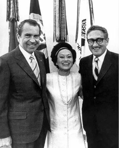 　陈香梅与美国前总统尼克松(左)和前国务卿基辛格
