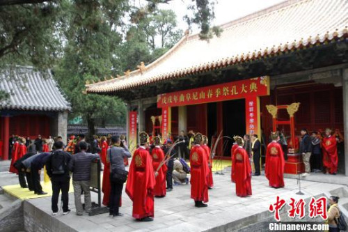 在大成殿前,海内外各界人士依次向孔子像敬献花篮,行三鞠躬礼。 沙见龙 摄 在大成殿前,海内外各界人士依次向孔子像敬献花篮,行三鞠躬礼。 沙见龙 摄