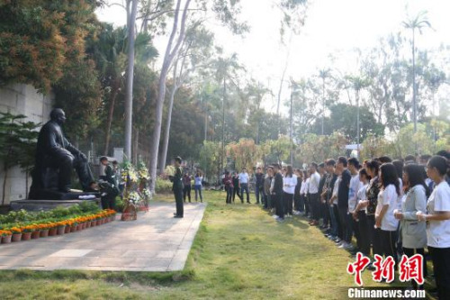 4月4日,华侨大学举行“廖承志校长诞辰110周年缅怀仪式”。 柴韵纹 摄 4月4日,华侨大学举行“廖承志校长诞辰110周年缅怀仪式”。 柴韵纹 摄
