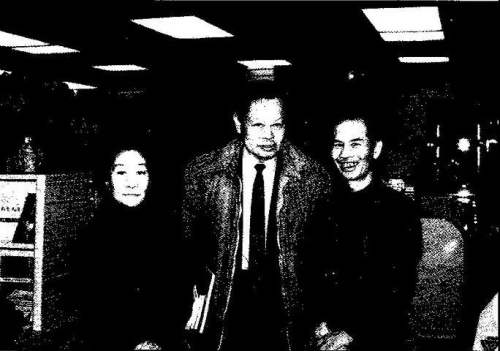 20世纪80年代，著名物理学家杨振宁(中)到访书店。图为杨振宁夫妇和刘振翼(右)。