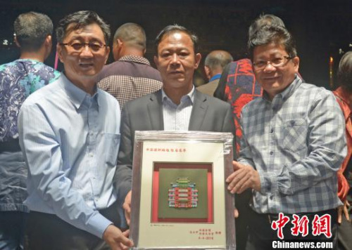 赠送交流纪念品 高亚成 摄 赠送交流纪念品 高亚成 摄