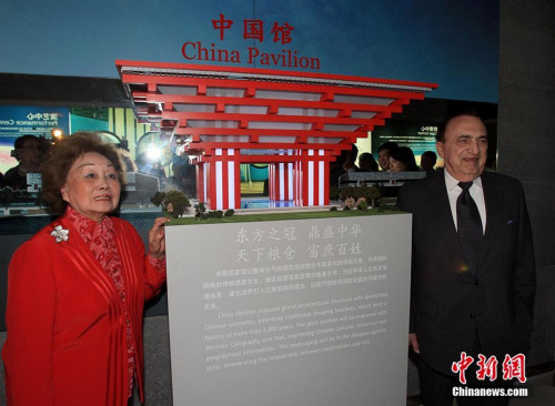 资料图：2009年4月10日，著名社会活动家陈香梅(左)与美国国际合作委员会副主席霍夫曼，参观上海世博会规划展厅，并与“中国馆”合影。