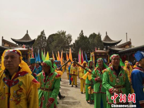 “城隍出府”是一项青城特有的民俗活动，每年都要举办。　杨娜　摄