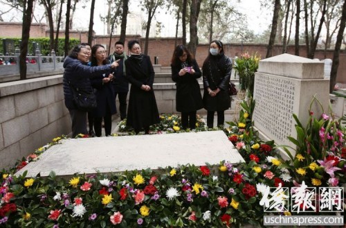 4月4日，清明节前夕，位于北京八宝山革命公墓内的著名旅美侨领司徒美堂的墓碑前花团锦簇，其孙女司徒月桂在墓前祭拜，并敬献鲜花。司徒美堂是洪门元老，著名旅美侨领，中国致公党的创始人之一，其1868年生于广东开平，12岁赴美国谋生，旅居美国的近70年。 图为4月4日，司徒月桂在其爷爷司徒美堂墓前祭拜。 (侨报特约记者卞正锋摄)