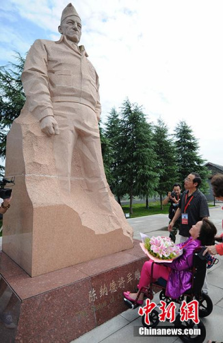2015年9月5日，陈纳德将军之妻陈香梅与两位昔日的美国飞虎队老兵来到湖南芷江飞虎队纪念馆参观。在现场，陈香梅为陈纳德的雕像献上了鲜花。杨华峰 摄