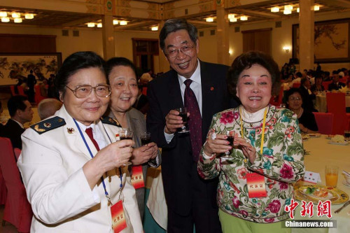 2005年9月2日，海内外爱国人士、抗日将领及遗属纪念中国人民抗日战争胜利六十周年招待会在北京人民大会堂举行，陈香梅女士(右一，飞虎队将军陈纳德遗孀)也出席在招待会上。