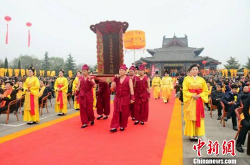 祭祖大典依次进行“恭迎汾河水、舜王土”、“恭请大槐树移民神主升位”、“鸣炮、启门”、“敬献三牲”等传统议程。