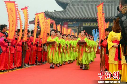 清明时节,素有“天下故乡,华人老家”之称的山西洪洞大槐树举行第28届洪洞大槐树文化节寻根祭祖大典。 清明时节,素有“天下故乡,华人老家”之称的山西洪洞大槐树举行第28届洪洞大槐树文化节寻根祭祖大典。