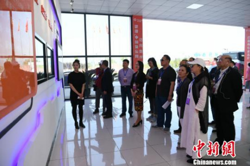 图为海外华文媒体高层在重庆沙坪坝参观,感受重庆内陆开放高地建设。 陈超 摄 图为海外华文媒体高层在重庆沙坪坝参观,感受重庆内陆开放高地建设。 陈超 摄