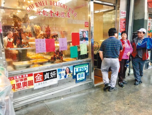 华埠市德顿街某烧腊店门前并排张贴了四名热门候选人布里德、里诺、金贞妍、阿里奥图的竞选广告。 (美国《世界日报》/黄少华 摄) 华埠市德顿街某烧腊店门前并排张贴了四名热门候选人布里德、里诺、金贞妍、阿里奥图的竞选广告。 (美国《世界日报》/黄少华 摄)