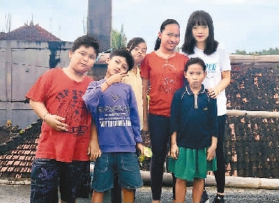 刘佳(右一)认为在不同国家生活或者学习过的人会拥有一些独特的思维方式和不同方面的资源。而这些在公益事业中,往往是很大的亮点。图为刘佳在巴厘岛支教期间与当地学生的合影。 刘佳(右一)认为在不同国家生活或者学习过的人会拥有一些独特的思维方式和不同方面的资源。而这些在公益事业中,往往是很大的亮点。图为刘佳在巴厘岛支教期间与当地学生的合影。
