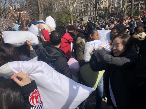 枕头大战日纽约场吸引了众多民众用枕头互殴发泄,现场叫声笑声不断 。(美国《世界日报》/陈小宁 摄) 枕头大战日纽约场吸引了众多民众用枕头互殴发泄,现场叫声笑声不断 。(美国《世界日报》/陈小宁 摄)
