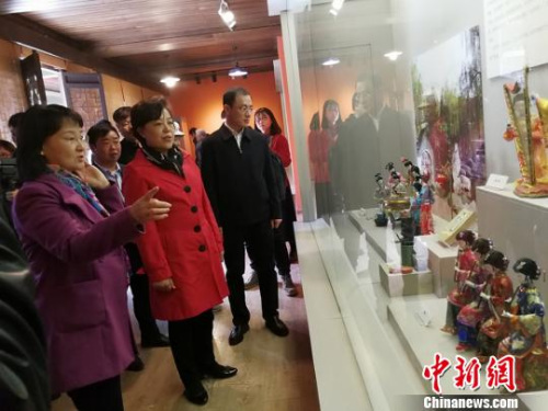 活动仪式后,考察组一行参观了青龙古镇时代馆、农耕馆、民俗馆,观看了群众舞狮子及晋剧艺术表演,领略青龙古镇文化。 杨杰英 摄 活动仪式后,考察组一行参观了青龙古镇时代馆、农耕馆、民俗馆,观看了群众舞狮子及晋剧艺术表演,领略青龙古镇文化。 杨杰英 摄